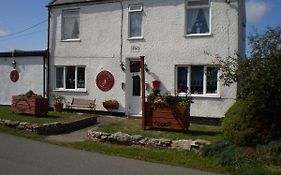 Sportsmans Lodge Bed And Breakfast Amlwch Exterior photo