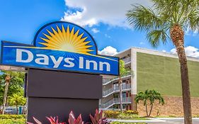 Days Inn By Wyndham Fort Lauderdale Airport Cruise Port Exterior photo