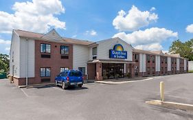 Days Inn & Suites By Wyndham Cambridge Exterior photo