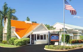 Howard Johnson By Wyndham Vero Beach / Downtown Hotel Exterior photo