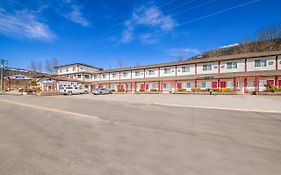 The Revelstoke Gateway Inn Exterior photo