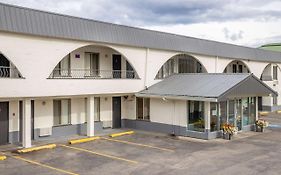 Howard Johnson By Wyndham Downtown Kamloops Motel Exterior photo