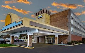 Days Inn By Wyndham Livonia Canton Detroit Exterior photo