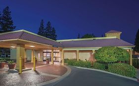 Howard Johnson By Wyndham Sacramento Downtown Exterior photo