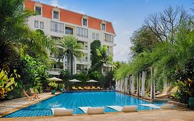 Palace Gate Hotel & Resort By Ehm Phnom Penh Exterior photo