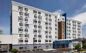 Hampton Inn Newark Airport Exterior photo