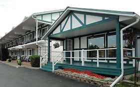 Super 8 By Wyndham Gananoque - Country Squire Resort Exterior photo