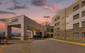 Comfort Inn & Suites Wichita Exterior photo