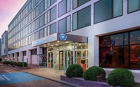 Hilton London Gatwick Airport Hotel Horley Exterior photo