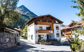 Fruehstueckspension & Ferienhaus Faednerspitze Hotel Galtuer Exterior photo