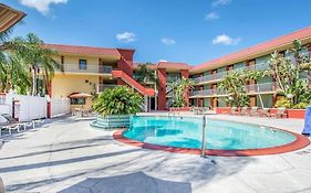 Quality Inn & Suites At Tropicana Field St. Petersburg Exterior photo