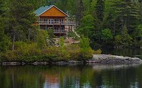 Auberge La Taniere Hotel Tadoussac Exterior photo