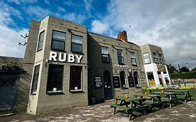 Oyo Ruby Pub & Hotel Brighton Exterior photo