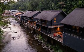 Rocky Waters Motor Inn Gatlinburg Exterior photo