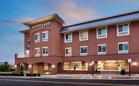 Courtyard By Marriott Atlanta Duluth Downtown Hotel Exterior photo