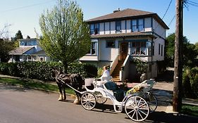 Marketa'S Bed And Breakfast Victoria Exterior photo