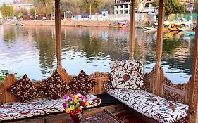 White House Group Of Houseboats Hotel Srinagar  Exterior photo