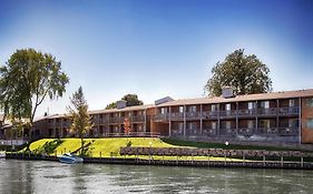 Best Western River Terrace Cheboygan Exterior photo