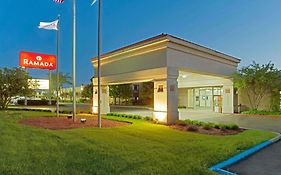 Ramada By Wyndham Waukegan/Great Lakes Hotel Exterior photo