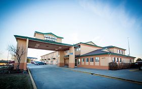 Days Inn & Suites By Wyndham Wichita Exterior photo