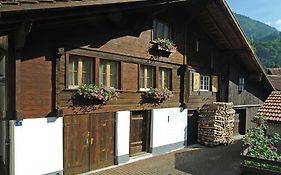 Hostel Chalet Stoeckli Mit Etagendusche Wilderswil Exterior photo