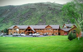 Yellowstone Village Inn And Suites Gardiner Exterior photo