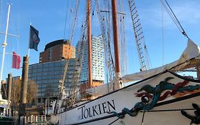 Segelschiff J.R. Tolkien Hotel Hamburg Exterior photo