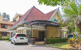 Reddoorz Plus Near Brawijaya Museum Malang Exterior photo