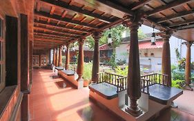 Rossitta Wood Castle Bed & Breakfast Kochi Exterior photo