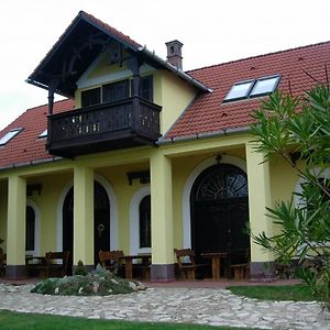 Nitt Pince Es Panzio Bed & Breakfast Kisharsany Exterior photo