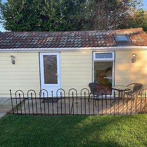 Cosy 1 Bed Garden Annexe Apartment Colchester Exterior photo