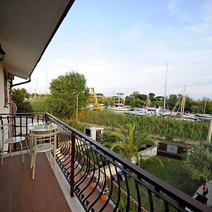 A La Vue: Shared Bath with AC near Fiera di Roma Hotel Fiumicino Exterior photo