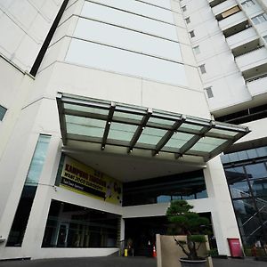 Collection O 29 Twin Tower Hotel Surabaya Exterior photo