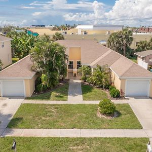 Banana Cabana Two Unit Duplex Walk To The Beach Villa Melbourne Exterior photo