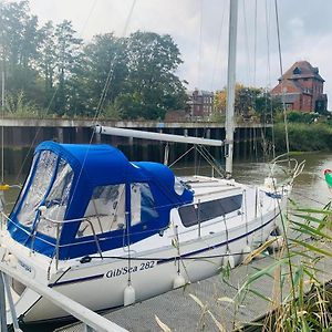 Cosy Sailing Boat Glamping Accommodation On The River In Sandwich Exterior photo