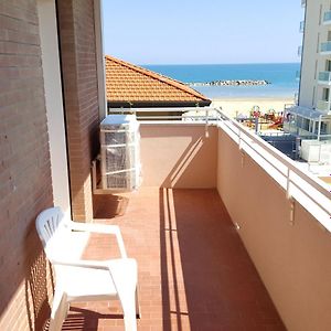 3 Bedrooms Apartement With Sea View Furnished Balcony And Wifi At Viserba Rimini Exterior photo