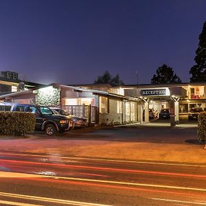 Twin Peaks Lakeside Inn Taupo Exterior photo