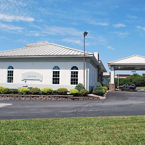 Travelodge By Wyndham Watertown Exterior photo