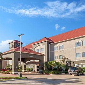 La Quinta Inn & Suites By Wyndham Mercedes Outlet Mall Exterior photo