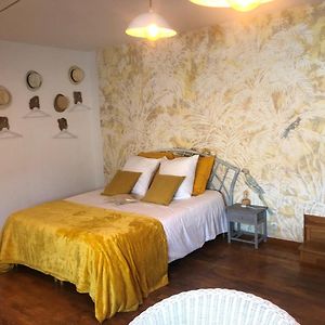 Grande Chambre Familiale Jaune Tout Bonnement Bien Bed & Breakfast Putot-en-Auge Exterior photo