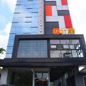 Front One Inn Kediri Kediri  Exterior photo