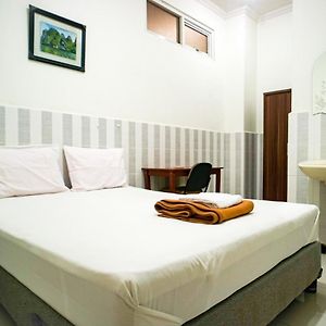 Hoki Homestay Mitra Reddoorz Near Rumah Sakit Dr Soetomo Surabaya Exterior photo