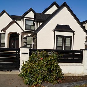 Ground Level One Bedroom Suite Surrey Exterior photo