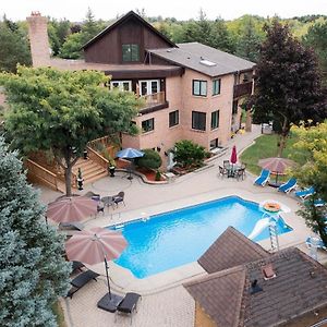 Newton Villa Brampton Exterior photo