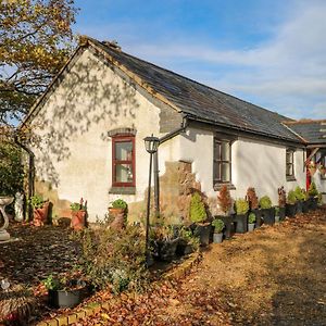 Burnt Oak Stables Villa Mold Exterior photo