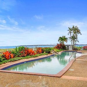 Luxury Beach Front Apartment Urangan Exterior photo