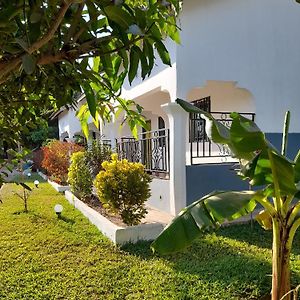 Flowerhouse Sukuta Gambia Villa Exterior photo