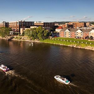 Courtyard La Crosse Downtown/Mississippi Riverfront Hotel Exterior photo