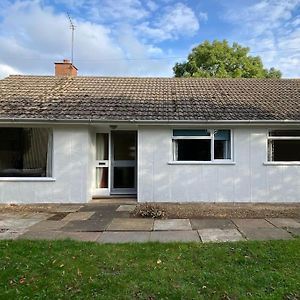 Cheerful 3 Bedroom Bungalow With Indoor Fire Place Gloucester Exterior photo