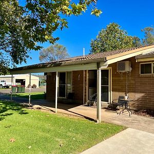 Cootamundra Caravan Park Apartment Exterior photo